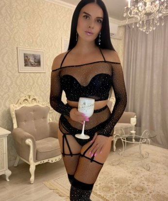 Страстная брюнетка пригласит в гости на незабываемые встречи. Мое роскошное тело и жгучий страстный взгляд поглотят тебя до последней клеточки. Приходи, не пожалеешь! 7034, 33 года